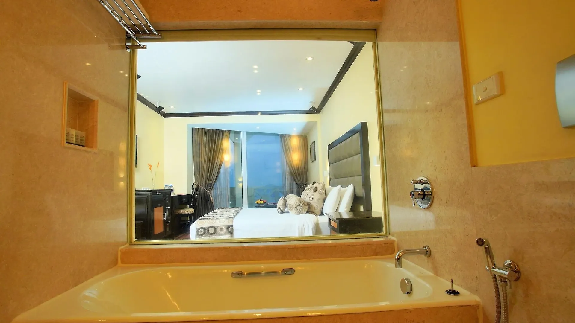 ***** Hotel Vivanta Ernakulam, Marine Drive Kochi India