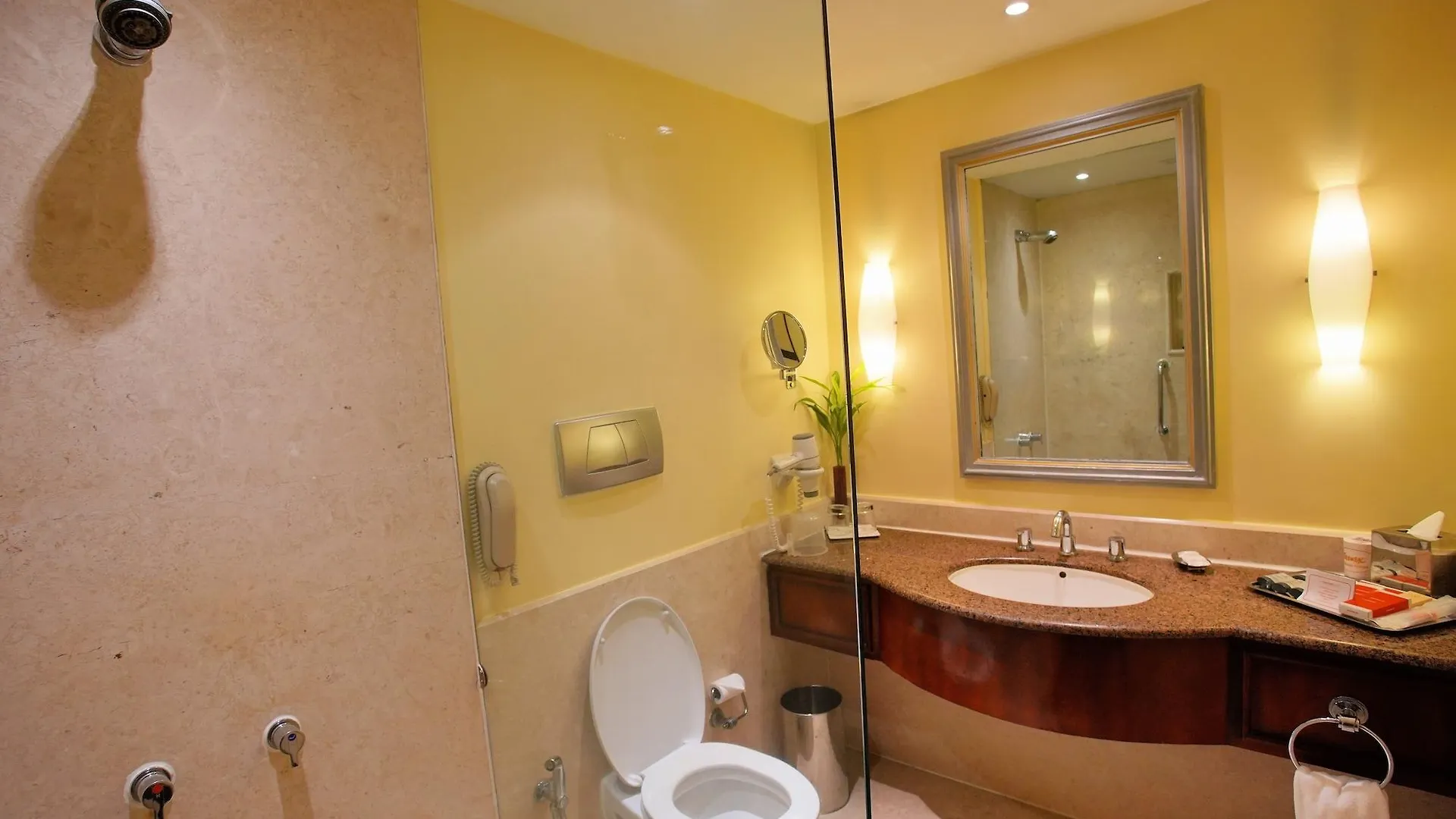 Hotel Vivanta Ernakulam, Marine Drive Kochi
